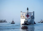 Seit mehr als 35 Jahren wird die USNS Mercy als schwimmendes Krankenhaus eingesetzt und hat in verschiedenen Regionen des Pazifiks bei Katastrophen Soforthilfe geleistet. Seit mehr als 35 Jahren wird die USNS Mercy als schwimmendes Krankenhaus eingesetzt und hat in verschiedenen Regionen des Pazifiks bei Katastrophen Soforthilfe geleistet.