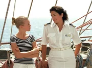 Cruisedirektorin Marlene (Christine Neubauer, re.) kümmert sich um Stefanie (Frauke Schönhals), die als Praktikantin an Bord der "Royal Clipper" ihren Liebeskummer vergessen will.