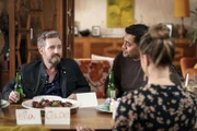 Matt (Stephen Curry, l.); Jake (Robbie Magasiva, r.)