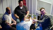 Eine Gruppe von Männern sitzt an einem Tisch