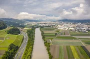 Bei Innsbruck konkurriert der Inn mit Landwirtschaft, Siedlungen und Autobahnen.