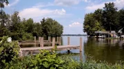 Shawn und Kerry haben genug von ihrem eintönigen Leben in Urbana, Ohio, und beschließen, ein Haus auf einer Insel im Indian Lake zu kaufen. Hier kann man noch unberührte Natur genießen, Boot fahren, Kajaken oder Fischen. Jede der 44 Inseln des Indian Lakes hat ihren eigenen Charakter, und dem Paar ist es nicht so wichtig, auf welcher sie künftig wohnen. Wichtiger ist, dass sie ein großes Haus mit viel Platz finden, um ihre drei erwachsenen Söhne mit Frauen und acht Enkelkindern unterzubringen. Mindestens vier Schlafzimmer und drei Bäder sollten es schon sein, außerdem eine große Küche und ein eigener Bootsanleger.