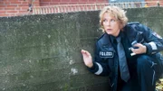 Claudia (Janette Rauch) verfolgt einen Verdächtigen.