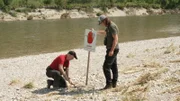 Mit diesem Schild wollen Naturschützer Fabian Hertrich und Vogelschützer Thomas Großmann Menschen warnen. Denn auf der Kiesbank der Isar brütet der Flußregenpfeifer. Damit er in Ruhe seine Jungen aufziehen kann, darf im Frühjahr die Kiesbank nicht betreten werden.