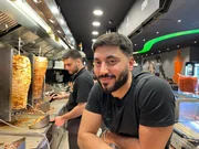 Ferhat Bayanbas betreibt einen Dönerimbiss mitten auf der Reeperbahn. Ferhat Bayanbas betreibt einen Dönerimbiss mitten auf der Reeperbahn.