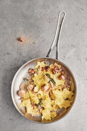 Weihnachtspasta mit Fleischbällchen und Speck.