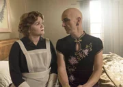(l-r) Mare Winningham als Miss Evers, Denis O'Hare als Liz