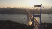 Istanbul ist laut, chaotisch, und viel zu klein für seine knapp 20 Millionen Bewohner. ZDF-Korrespondentin Phoebe Gaa nimmt die Zuschauenden mit in die Dämmerung des Abends und endet früh morgens, wenn die meisten Menschen ausgeschlafen zur Arbeit gehen. Nachts zeigen sich die großen Veränderungen, die die Megacity gerade durchmacht: die Wirtschaftskrise schlägt den Menschen aufs Gemüt, die Armut steigt stetig und die Partyszene spürt die politisch verordnete Islamisierung deutlich. Der Film begleitet Menschen, die ihr Glück trotzdem in der Stadt suchen, die sie lieben und deren einstige Weltoffenheit sie bewahren wollen.