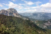 Die Landschaft in Bosnien und Herzegowina ist geprägt von Flüssen, Seen und dem zerklüfteten Dinarischen Gebirge.