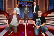Moderator Kai Pflaume (M.) und seine Rateteam-Kapitäne Bernhard Hoëcker (l.) und Elton (r.) begrüßen in dieser Sendung die Journalistin und Tagesthemen-Moderatorin Caren Miosga (2.v.l.) und ihren Kollegen, den Journalist und Tagesthemen-Moderator Ingo Zamperoni (2.v.r.).