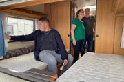 Jannik (l), Nicole und Jörg Hesse (r) besichtigen einen gebrauchten Wohnwagen.