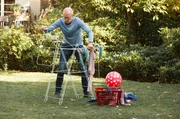 Gerd (Peter Lohmeyer) ziemlich ungeschickt bei der Hausarbeit. Gerd (Peter Lohmeyer) ziemlich ungeschickt bei der Hausarbeit.