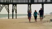 Seit über 20 Jahren reisen John und Penny nach Topsail Island, um dort Urlaub zu machen. Nun wollen sie ihre überfüllte Heimatstadt Clayton in North Carolina verlassen und ganz auf die naturbelassene Insel ziehen, auf der Wassersport und der Schutz von Meeresschildkröten großgeschrieben werden. Ihre Tochter Taylor ist endgültig aus dem Haus - somit ist die Zeit für den Ortswechsel perfekt. Nun hofft das Paar auf der gut 40 Kilometer langen, entspannten Insel mit ihren ruhigen Stränden und freundlichen Menschen eine Eigentumswohnung mit schönem Blick aufs Wasser zu finden.