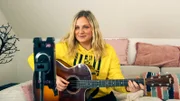 BVB- Fan Jo Marie nimmt ein Video auf, sie spielt Gitarre und singt dazu.