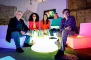Bei der Maus-Zeitreise in die 2010er Jahre bringen Armin, Christoph, Ralph, Siham und Clarissa im Zentrum für Internationale Lichtkunst in Unna Licht ins fünfte Jahrzehnt der Lach- und Sachgeschichten: mit dem Video von den Fußballfloskeln, mit dem syrischen Mädchen Tiba in Deutschland; mit Sachgeschichten von Siham (bei den Wettermachern vom Film) und Clarissa (mit dem Grundgesetz als Schutzschirm) - und natürlich mit der Maus, dem Elefanten und der Ente. v.l.n.r. Armin Maiwald, Siham El-Maimouni, Clarissa Corrêa da Silva, Christoph Biemann, Ralph Caspers.