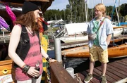 Yvonne Uhland (Linda Kummer, l.) fragt den Enkel von Alexandra Falkenbach Moritz (Shaun Miesner, r.), ob er mit seiner Oma segeln geht.