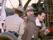 Sgt. Parnell (Steven Williams, l.) und sein Kollege verbitten sich Monks (Tony Shalhoub, r.) Einmischungen in das Unfallgeschehen und nehmen ihn kurzerhand fest.
