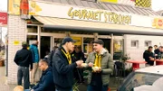 Andiran und Amar vor dem Gourmet Stäbchen.