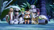 Flora (2.v. vorne l.) liest King Julien (vorne l.) und den anderen Dschungelbewohnern eine abenteuerliche Rittergeschichte vor, in der sie tagsüber noch gefangen war.
