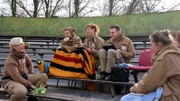 Abschied und Neuanfang: Das Team aus dem Revier „Showarena“ ist heute ganz besonders aufgeregt. Die beliebten Tierpräsentationen, die die Tierpfleger*innen in der Arena machen, finden zum letzten Mal an diesem Ort statt. Angela, Henrik, Ilona und Alex blicken sehr wehmütig auf die schöne Zeit zurück. Aber: Das Zoologicum ist fast fertig! Bald kann das Team mit seinen tierischen Schützlingen in das nagelneue Revier umziehen!