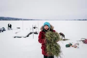 Silvia Lerch bringt ihren Huskys Stroh zum Liegen .