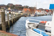 Hoch im Norden Deutschlands, direkt an der dänischen Grenze, liegt die Flensburger Förde - eine Urlaubsregion mit maritimem Flair und skandinavischer Gemütlichkeit. Das Besondere ist ihre spannende Geschichte: Mal waren die Gebiete an der Ostsee dänisch, mal deutsch. - Flensburg: Blick über die Flensburger Förde auf das Westufer der Stadt.