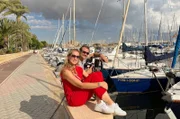 Palma de Mallorca erlebt einen neuen Boom als Städtetripp Destination. Zurecht? Das finden Tamina Kallert und Kameramann Uwe Irnsinger in einer neuen Folge „2 für 300“ heraus. Mit einem Budget von gerade mal 300 Euro für zwei Tage ist die Mission möglichst viel mallorquinisches Flair zu erleben – das ist in einer Stadt voller Luxus und vielen Touristenangeboten eine Herausforderung. Doch Tamina und Uwe erleben abseits der Touristenströme viele kleine und große Highlights. - Moderatorin Tamina Kallert und Kameramann Uwe Irnsinger im Yachthafen in Palma.