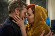 Matt (Stephen Curry, l.); Lauren (Katherine Parkinson, r.)