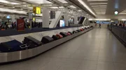 Das Gepäck dreht sich auf dem Karussell der Gepäckausgabe am JFK International Airport.
