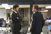 Marcus Pike (Pedro Pascal, l.), den Lisbon heiraten wollte, bevor Jane (Simon Baker, r.) ihr seine Liebe gestand, taucht im Büro auf, um ihr einen Besuch abzustatten. Dabei muss er erkennen, dass er keine Chance mehr bei Lisbon hat, deren Bindung zu Jane immer enger wird ...