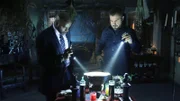 Bei der Durchsuchung im Haus des toten Chemielehrers finden Det. Kevin Crawford (Alimi Ballard, l.) und Nick Stokes (George Eads) einen eigenartigen Altar.