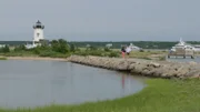 Marina hatte Martha's Vineyard, eine Insel vor der Südküste von Massachusetts, schon als Kind geliebt und beschließt nun, mit Mann Matt und Tochter Sedona auf das schöne Eiland zu ziehen. Martha’s Vineyard besticht durch seine unberührten Strände und roten Sandsteinklippen.