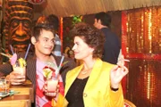 Sophie (Gabrielle Scharnitzky, r.) provoziert Alex (Shai Hoffmann, l.) und fordert ihn heraus.
