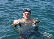 Moderator Roland Luder taucht nach Seegurken. Moderator Roland Luder taucht nach Seegurken.