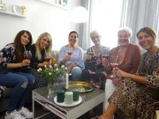 V.l.: Anja, Stefanie, Mimi, Alice M., Shoppingbegleitung Veronika und Alice D.