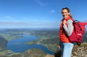 Moderatorin Tamina Kallert auf dem Schafberg mit Blick auf den Mondsee.