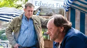 Finn (Sven Martinek, l.) spricht mit dem Kioskbesitzer Edwin (Tomek Nowicki, r.), der Zeuge eines schrecklichen Mordes wurde.