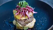 Tariks Norddeutscher Acker-Burger mit Kartoffeln statt Brötchen.