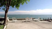 Brian und Michelle aus St. Clair Shores, Michigan, wollen mit Tochter Allie nach South Bass Island im Bundesstaat Ohio umziehen. Brian ist Landschaftsbauunternehmer und verbrachte schon als Kind viele Urlaube auf der idyllischen kleinen Insel im Lake Erie. Auf South Bass hatten sich die beiden einst verliebt und später auch geheiratet. Nun soll das grüne Eiland ihr ständiger Wohnort werden, doch vorher muss die Familie ein passendes Haus finden: drei Schlafzimmer, zwei Bäder, ein Garten für die Hunde und eine Garage mit viel Stauraum stehen auf der Wunschliste.
