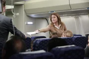 Das Flugzeug fliegt durch einen Sturm und es kommt es zu Turbulenzen. Für Meredith (Ellen Pompeo, r.) keine leichte Situation ...