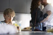 Bis ihre Tochter ein brisantes Geheimnis ans Licht bringt, wirken Dea (Christine Albeck Børge, Mi.) und Simon (Peter Plaugborg, re.) mit ihren Kindern Theo (Noah Storm Otto, li.) und Holly wie eine intakte Familie.