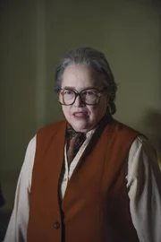 Iris (Kathy Bates)