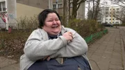 Nach fast einem Jahr gibt es ein Wiedersehen mit der 56-jährigen Manja. Die MS-Kranke musste nach einer großen OP lange im Bett liegen. Nun ist sie froh, endlich wieder rausgehen zu können.