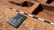 „Geheimsprache“ für Archäologen-Fotos: Mit dem Maßstab erkennen sie, wie groß die Grabung ist, der Pfeil zeigt nach Norden – und auf dem Schild ist zu lesen, wo die Aufnahme gemacht wurde.