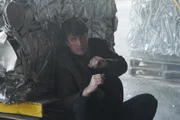 Nachdem Castle (Nathan Fillion) dem Kugelhagel entkommen konnte, wird er entführt und gezwungen, all diejenigen zu nennen, die über LokSat Bescheid wissen. Unterschreibt er damit sein Todesurteil und das von Beckett?