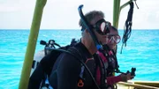 TJ und Melissa sind auf Haussuche auf Tahiti. Die erfahrenen Taucher wollen abseits der Touristenpfade ein nachhaltiges Ferienhaus für ihre Familie finden. Im Paradies besichtigen sie Anwesen in traumhaften Kulissen und mit weißen Sandstränden und kristallklarem Wasser vor der Haustür. Das hat seinen Preis - doch die beiden können bis zu 2,5 Millionen Dollar ausgeben.