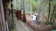Greg ist Unternehmer aus Texas und lebte über 20 Jahre lang in Dallas. Nun wünscht er sich einen Rückzugsort in der Natur - in British Columbia in Kanada. Seine beste Freundin Ruth hilft bei der Suche nach einem abgelegenen Haus, in dem er seinen großen Freundeskreis empfangen kann. Die beiden erleben bei ihren Besichtigungen so manches Abenteuer.