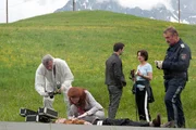 "Soko Kitzb&uuml;hel", "Kein Name. Keine Verpflichtung." Zwei Morde an zwei aufeinanderfolgenden Tagen: Die Architektin Monika Jaschke wird erstochen am Rande einer Stra&szlig;e nicht weit von ihrem Auto aufgefunden, der Gebrauchtwarenh&auml;ndler Peter Kreindl am Tag darauf in seinem Apartment. Die Soko deckt bei ihren Recherchen auf, dass beide Opfer Mitglieder eines Seitensprungportals waren und jeweils kurz vor ihrem Tod mit ihnen unbekannten Partnern Sex hatten. Handelt es sich bei den Morden um Racheakte der betrogenen Ehepartner? Oder um einen Ausdruck von Kundenunzufriedenheit? Beim Betreiber des Portals entdecken die Ermittler allerdings Hinweise, die in die Vergangenheit einer Mitarbeiterin reichen.Im Bild (v.li.): Christine Klein (Dr. Haller), Kristina Sprenger (Karin Kofler), Michael Duregger (Peter Kreindl), Ferry &Ouml;llinger (Kroisleitner).