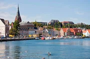 Hoch im Norden Deutschlands, direkt an der dänischen Grenze, liegt die Flensburger Förde - eine Urlaubsregion mit maritimem Flair und skandinavischer Gemütlichkeit. Das Besondere ist ihre spannende Geschichte: Mal waren die Gebiete an der Ostsee dänisch, mal deutsch. - Stadtansicht Flensburg und die Schlei