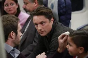 Als es zu plötzlichen Turbulenzen im Flugzeug kommt, kümmern sich Meredith und Nathan (Martin Henderson, M.) um die Fluggäste ...